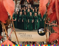 Widoczna fotografia chóru akademickiego wokół której widoczne są liście