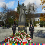 Warta druhów OSP przy pomniku bł. ks. Jerzego Popiełuszki. Przed pomnikiem leżą kwiaty i wieńce