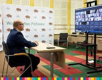 Marszałek Artur Kosicki podczas posiedzenia online Forum Podlaskich Rad Seniorów.