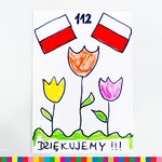 praca przedstawiająca trzy kwiaty i flagi Polski