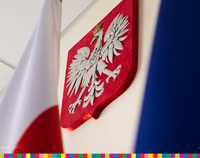 godło Polski na ścianie, biało-czerwona flaga oraz fragment flagi Unii Europejskiej