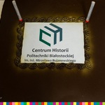 Tort czekoladowy oraz napis centrum historii pb