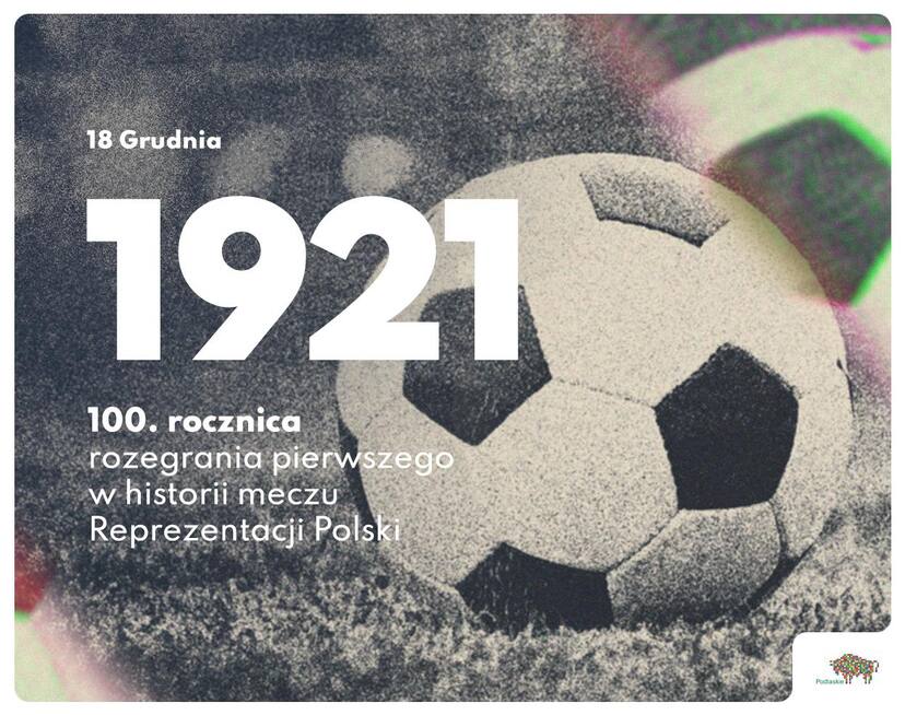 Piłka leżąca na trawie. Napis "1921. Setna rocznica reprezentacji Polski"