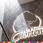 Ściana z logo Grupy Chorten. 