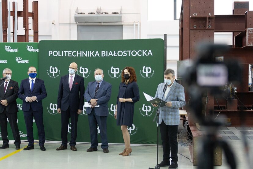 Konferencja prasowa - uczestnicy na tle ścianki z napisem Politechnika Białostocka.