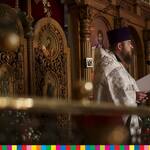 prawosławny ksiądz podczas modlitwy