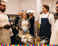 Karol Okrasa (po prawej) uczy uczestników gotowania
