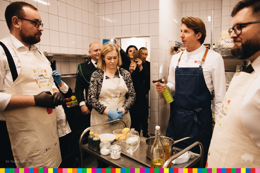 Karol Okrasa (po prawej) uczy uczestników gotowania