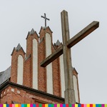 Widoczny kościół oraz krzyż