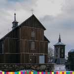 Widoczny drewniany kościół wraz z dzwonnicą