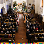 wnętrze kościoła podczas mszy, zdjęcie zrobione z chóru 