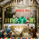 apb Józef Guzdek i inni księża przy ołtarzu podczas odprawiania mszy świętej