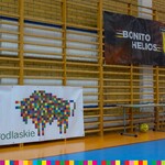 Logotypy Województwa Podlaskiego oraz klubu Bonito Helios Białystok widoczne na banerach i wiszą na ściankach