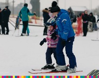 Kobieta z dzieckiem na nartach
