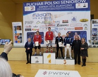 zawodnicy stojący na podium podczas Pucharu Polski Seniorów