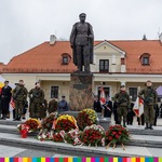 Wieńce przed pomnikiem Józefa Piłsudskiego