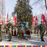 Warta czterech żołnierzy przed pomnikiem Danuty Siedzikówny 