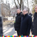 Radni miejscy: Henryk Dębowski od lewej oraz Paweł Myszkowski oraz marszałek Artur Kosicki stoją