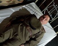 Zapiski oficera Armii Czerwonej - fot. Konrada Adam Mickiewicza.  Mężczyzna w mundurze leży na łóżku.