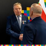 wicemarszałek Marek Olbryś podaje dłoń Waldemarowi Drozińskimu