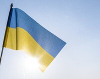 Flaga Ukrainy na tle nieba.