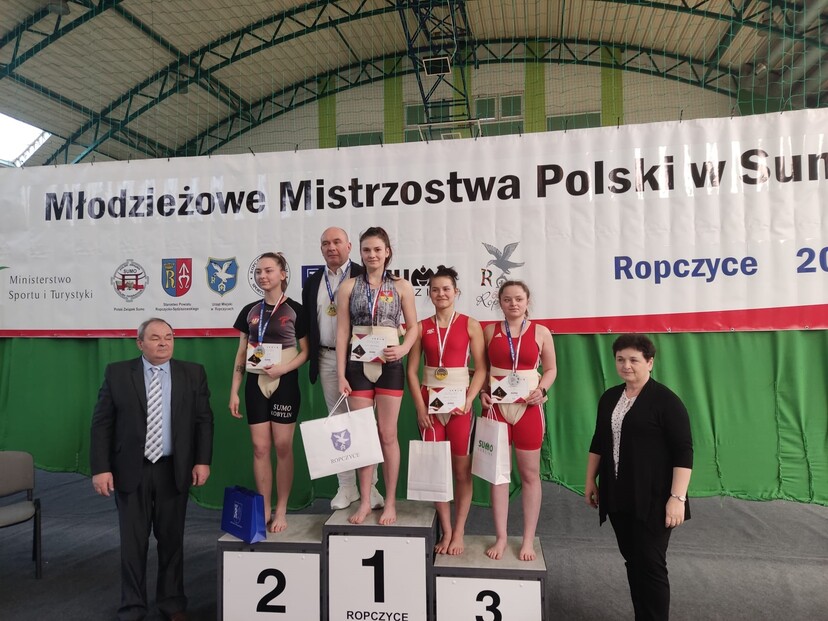Złota medalistka MMP U23 w sumo -Eliza Sobolewska z UAKS Podlasie, oraz inne osoby na podium