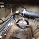 Złącze kablowe (mufa) stelaż zapasu kabla rurociągi w studni kablowej
