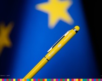 żółty długopis, w tle flaga europejska