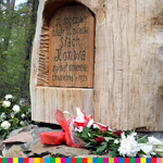 drewniany pomnik Stacha Konwy