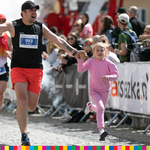 szczęśliwy mężczyzna biegnie za rękę z dzieckiem
