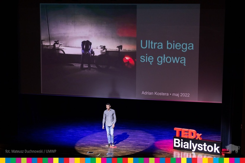 TEDx Białystok. Scena z planszą: Ultra biega się z   głową.