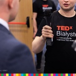 Mężczyzna w koszulce z napisem TEDx Białystok