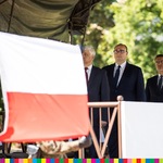 Flaga Polski na tle uczestników wydarzenia