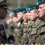 Mężczyźni w mundurach wojskowych