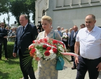 Członek zarządu Wiesława Burnos składa kwiaty
