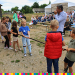 Dzieci podczas konkursu przeciągania liny
