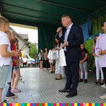 Członek zarządu, Marek Malinowski przemawia do dzieci zebranych na scenie