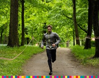Mężczyzna biegnący leśną ścieżką