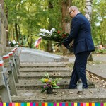 Artur Kosicki składa kwiaty na cmentarzu wojskowym.