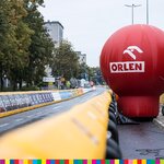 Ulica i duży czerwony balon z logo Orlenu