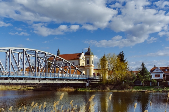 Widok na rzekę Narew, most i kościół w Tykocinie