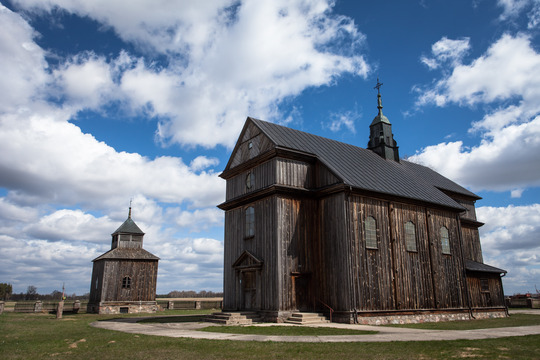 Drewniany kościół we wsi Cibory-Kołaczki