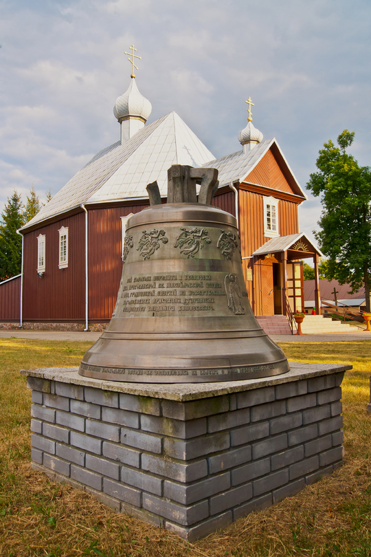 Cerkiew w Orli. Na pierwszym planie dzwon