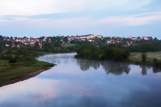 Panorama Łomży. Na pierwszym planie rzeka Narew.