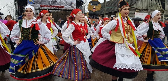 Osoby ubrane w stroje ludowe tańczą w trakcie imprezy Zapusty Radziłowskie 