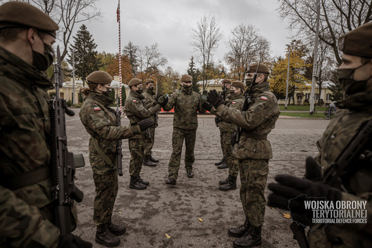 Grupa żołnierzy w trakcie składania przysięgi.