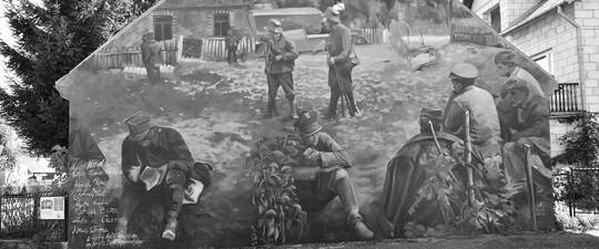 Muraz przedstawiający żołnierzy siedzących w okopach.