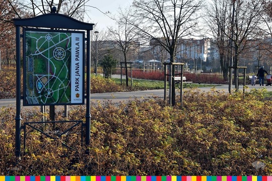 Park Jana Pawła II z tablicą informacyjną.