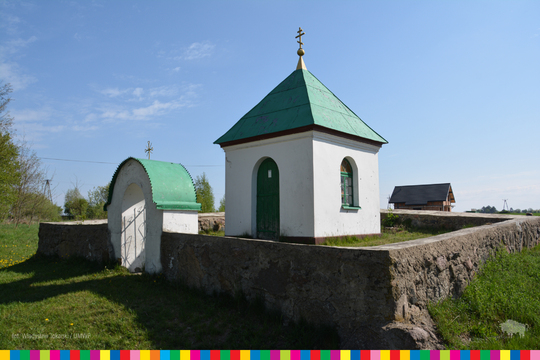 Otoczona kamiennym murem z białą wejściową bramą kaplica pw. św. Barbary w Baciutach