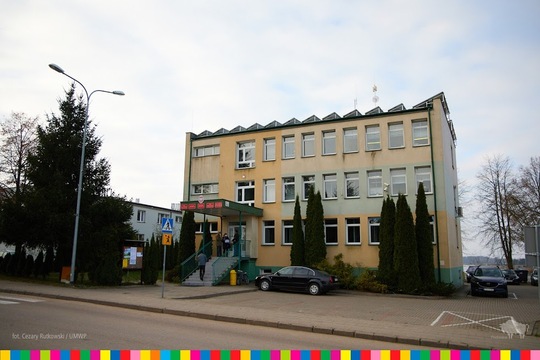 Budynek Urzędu Gminy Turośni Kościelnej. Z przodu widoczny parking